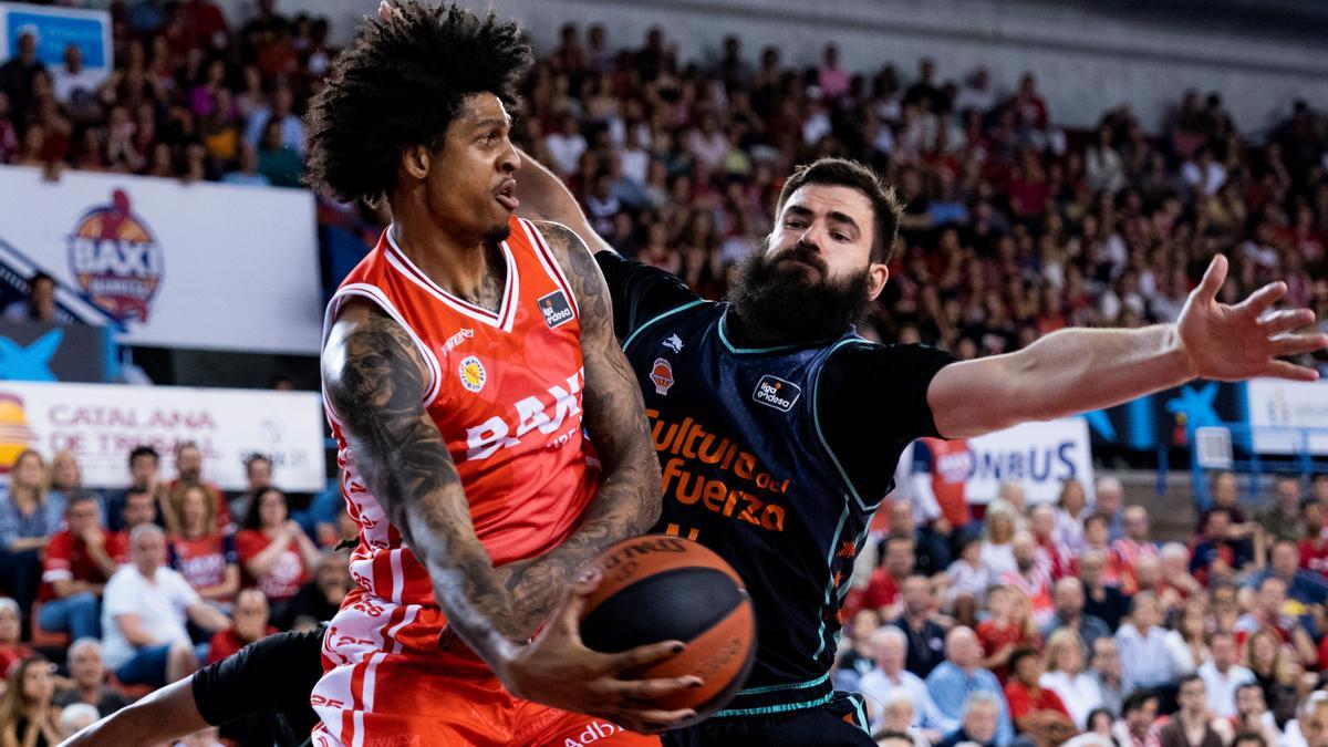 Devin Robinson, en una acción del partido ante Dubljevic, del Valencia Basket