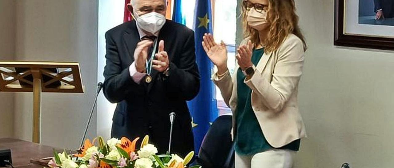 La alcaldesa, Natalia González, junto a Javier Fernández Conde, ayer, en el Ayuntamiento de Candamo, durante el acto de reconocimiento al sacerdote e historiador.