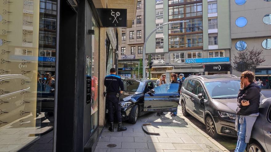 Un coche se estrella contra la puerta de un local de manicura en la calle Betanzos, de A Coruña, atrapando a 16 clientas y trabajadoras: &quot;No nos pasó nada&quot;