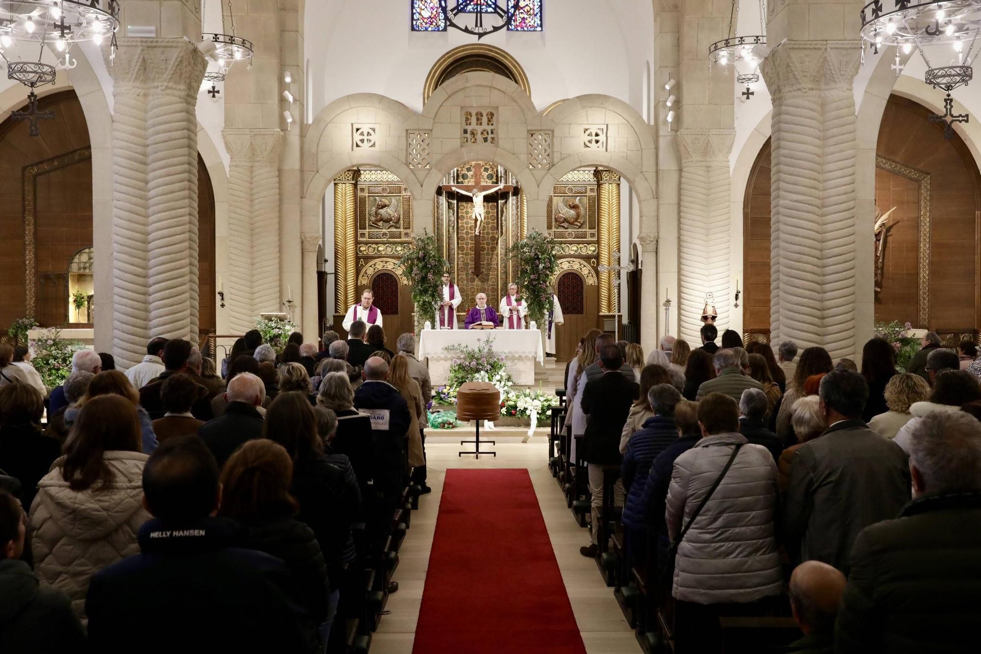 El funeral por Julia Roces en Somió, en imágenes