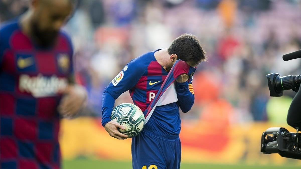 Messi se lleva la última pelota de la colección: la del póquer de goles que endosó al Eibar este sábado en el Camp Nou.