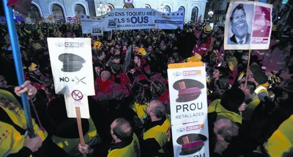 Davant el Palau 8 Uns 7.000 manifestants van abarrotar la plaça de Sant Jaume de Barcelona. Davant el Palau 8 Uns 7.000 manifestants van abarrotar la plaça de Sant Jaume de Barcelona.