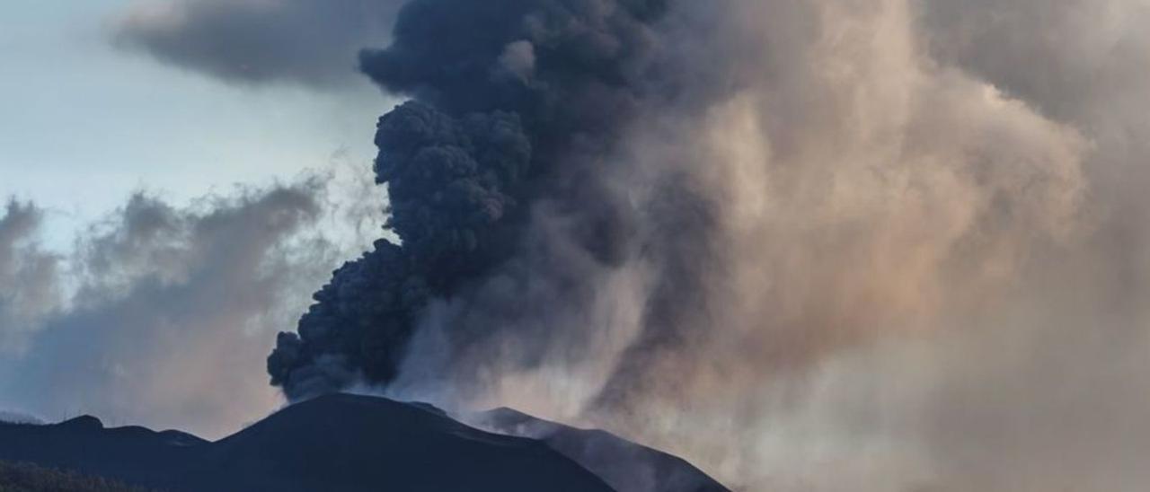 Imagen del volcán de Tajogaite en plena erupción.