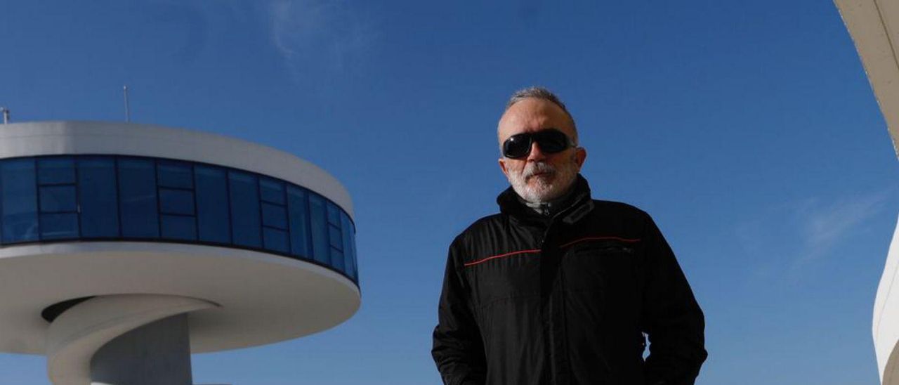 Pablo Sycet, ayer, en la plaza del Niemeyer. | Luisma Murias