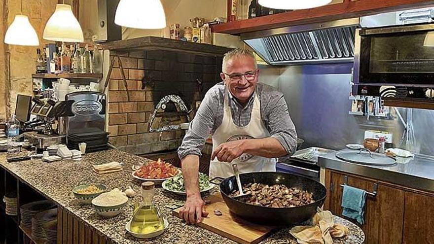 Jaume Font (El Pi) prepara un &#039;frit de matances&#039; en Ca n&#039;Ignasi de Inca.