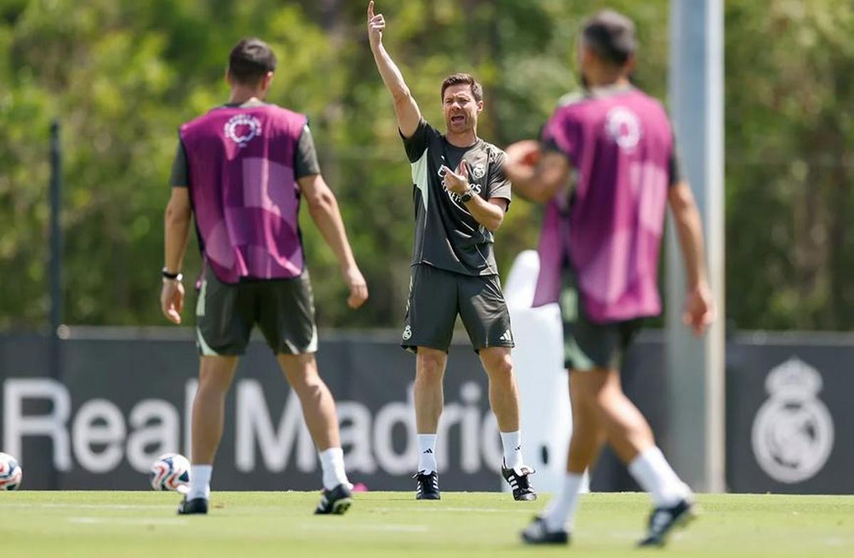 Xabi Alonso, entrenador del Real Madrid, durante la última sesión previa al debut en el Mundial de Clubes.