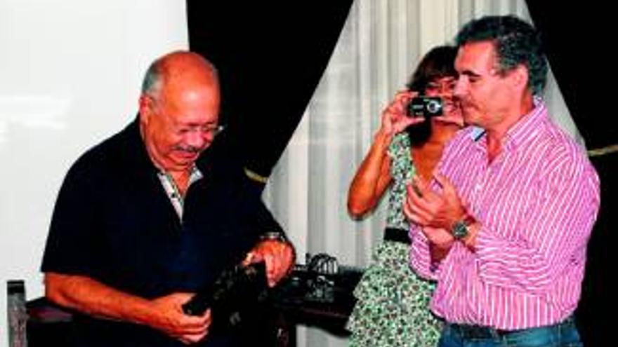 Valencia de Alcántara homenajea a su paisano y periodista Vicente Hipólito Díaz