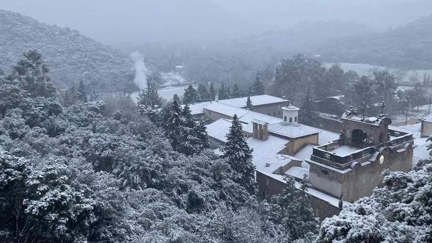 Schneemassen auf Mallorca: Einsatzkräfte dringen zu den Eingeschlossenen in Lluc vor