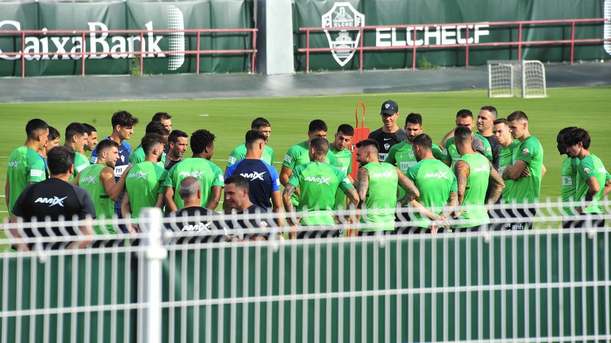 Los jugadores del Elche, durante el entrenamiento de este miércoles por la tarde, en el campo Diego Quiles