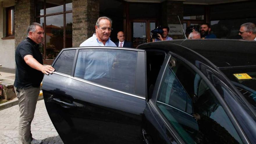 Agustín de Luis, entrando en el coche policial tras entregarse en Salinas, el jueves.