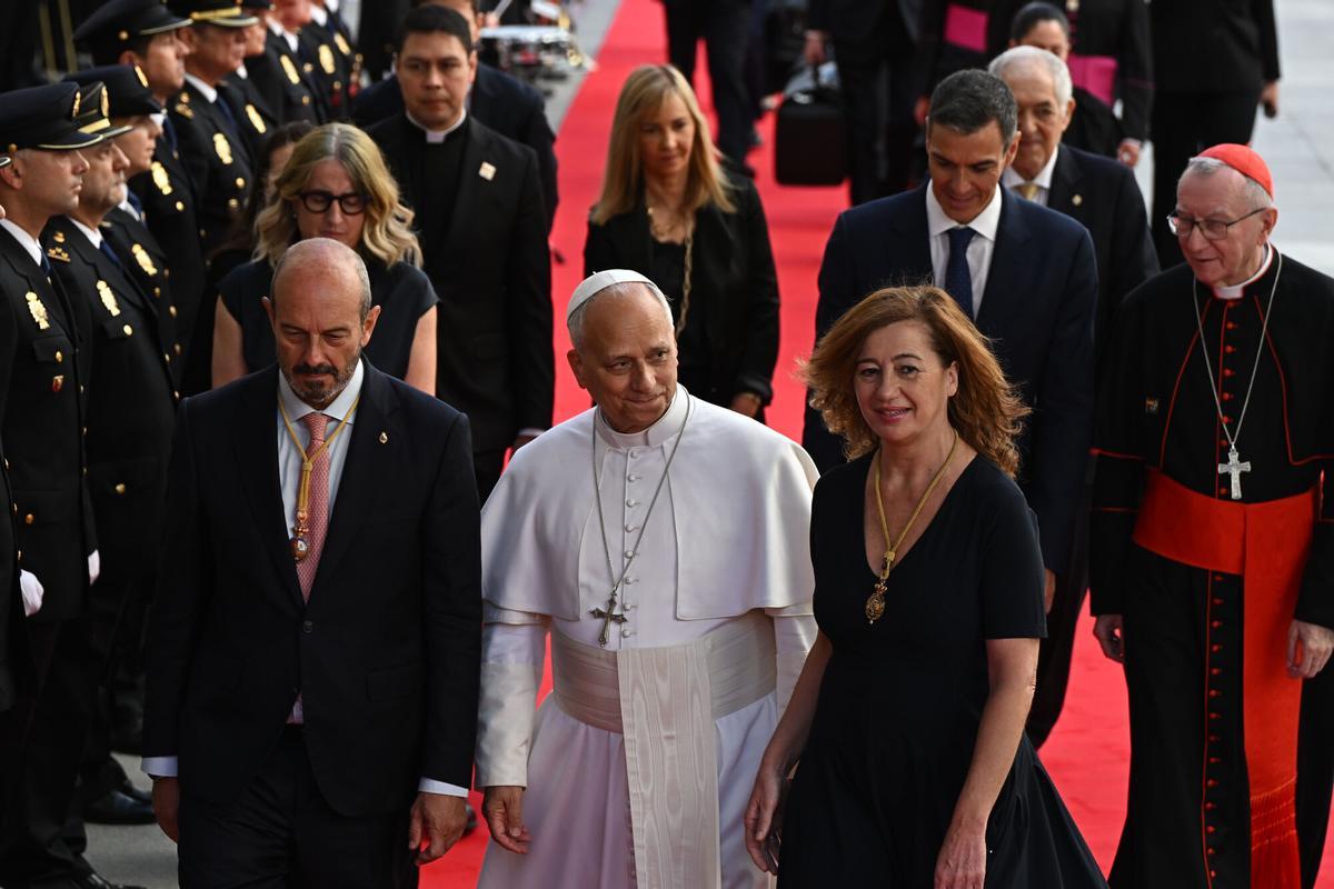 Francina Armengol recibe al papa León XIV en el Congreso de los Diputados