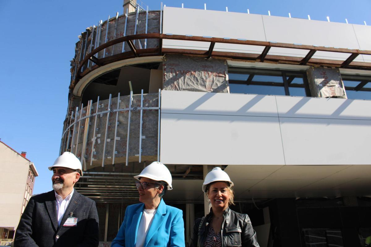 Obras del nuevo centro de salud de Pola de Lena visita de la Consejera Concepción Saavedra