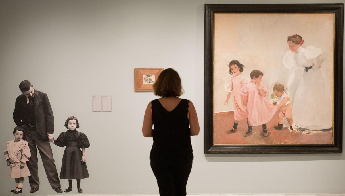 Una visitante contempla una de las obras de 'La edad dichosa', en la Fundación bancaja en 2022. En el cuadro se puede ver a Clotilde, esposa de Sorolla, con sus tres hijos: María, Elena y Joaquín.