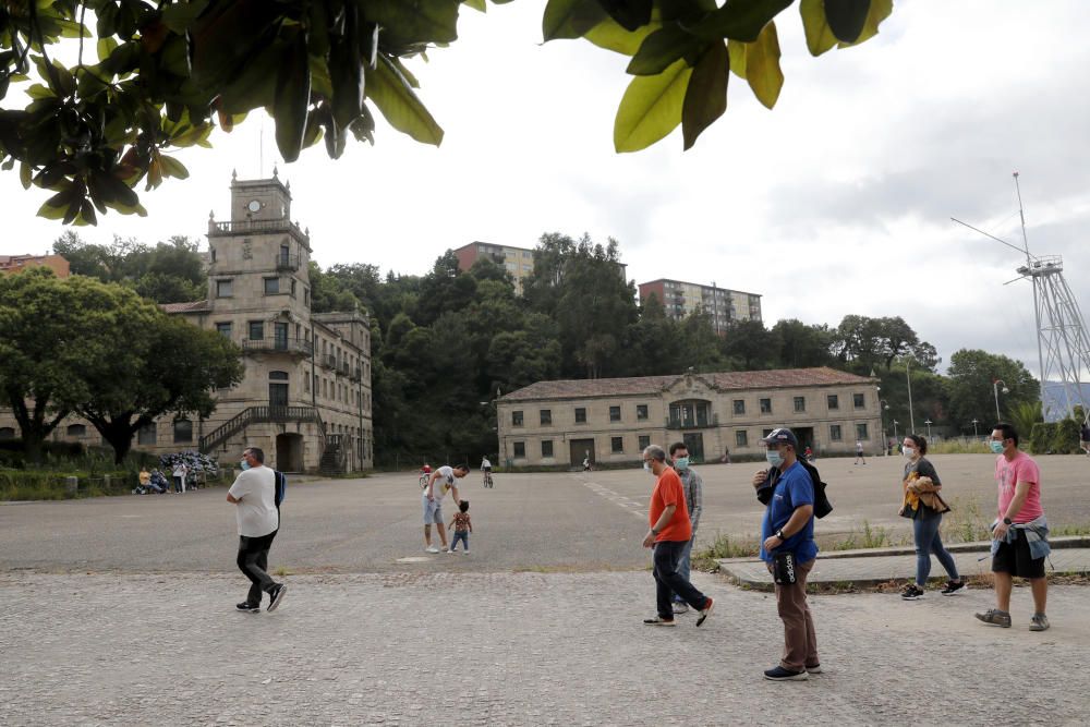 Vecinos disfrutan del entorno de la ETEA, este sábado