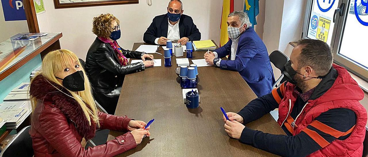 Los diputados Gloria García y Javier Brea, junto a Francisco Javier Sánchez y dos miembros de la junta local del PP en Lena, ayer.