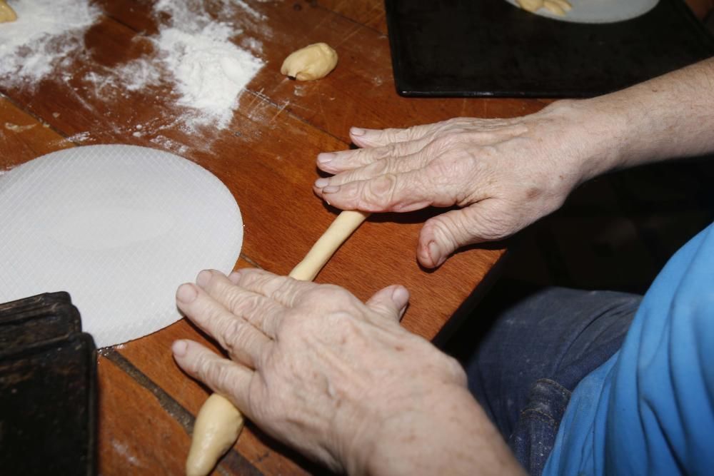 Forn de Manuela. Primer premio de monas y segundo de torta de pasas y nueces.