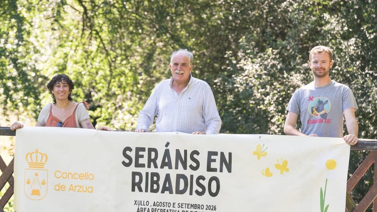 La concejala Lucía López, por la izquierda, con el alcalde Xoán Xesús Carril y el concejal David Moscoso