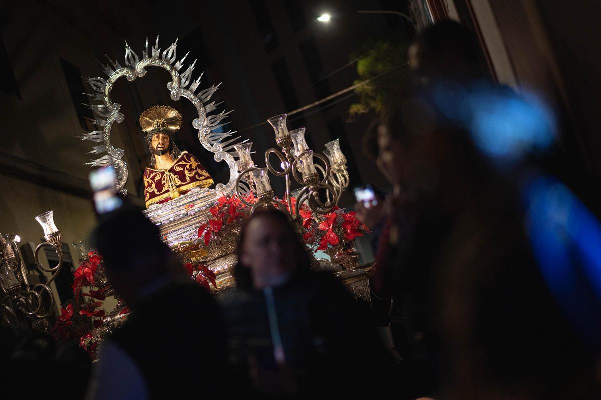 La procesión del Señor de las Tribulaciones recorrió la calle Santiago en 2025 por las obras de La Rosa.