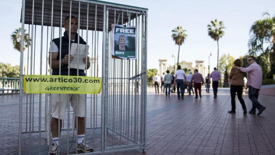 Uno de los voluntarios de Greenpeace que hoy se han encerrado en una jaula simbólica, en Málaga, para solidarizarse con los veintiocho activistas y los dos periodistas detenidos en Rusia tras realizar una denuncia en una plataforma petrolífera en el Ártico.