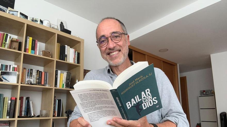 Rodríguez Olaizola, superior de los jesuitas en Asturias, presenta en Gijón su nuevo libro, "Bailar con Dios": "En cada persona hay una historia de fe"