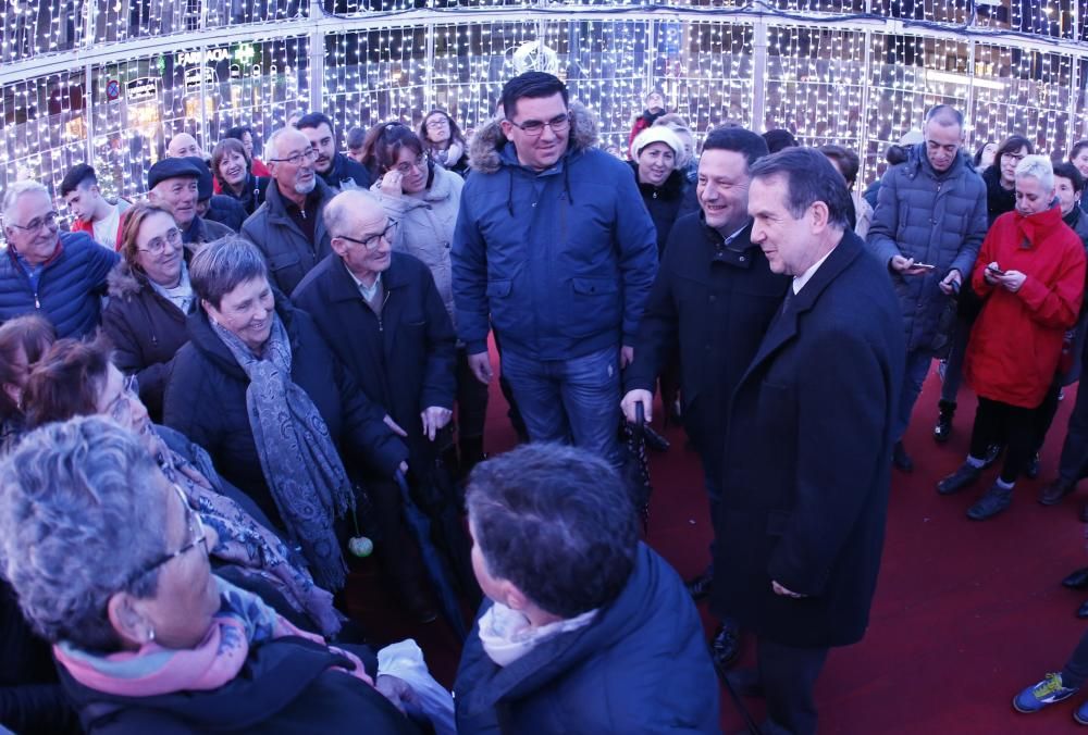 Las calles del centro volvieron a estar abarrotadas de turistas y locales seducidos por la Navidad de Vigo. Abel Caballero recibió a visitantes de Cuntis, Camariñas, Pinto y Alicante.