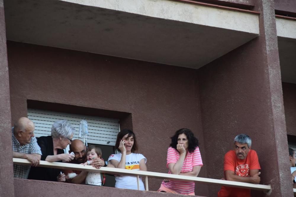 La plaça de Sant Pere s'omple en l'inici de la darrera passada de la Patum