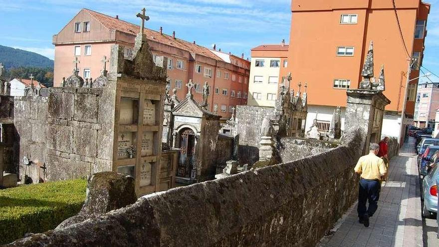 Antiguo cementerio de Os Eidos, situado en el centro urbano de Redondela. // Faro