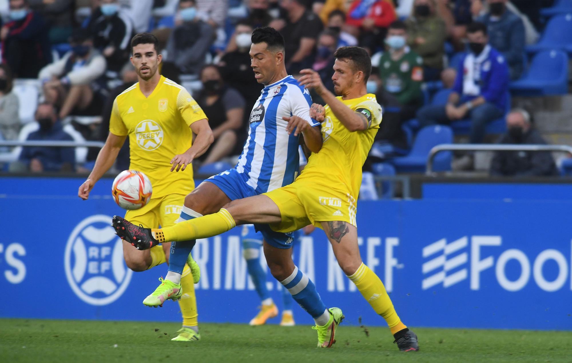 El Deportivo le gana al Badajoz y sigue de líder