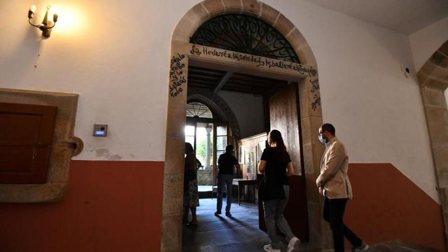 Una visita guiada al convento de Santa Clara tras ser adquirido por el Concello de Pontevedra. |   // G. S.