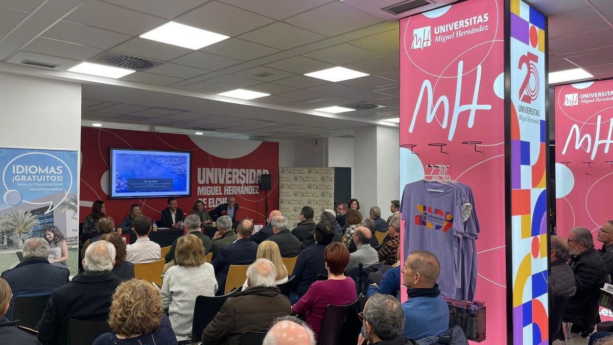 Un momento de la presentación de la obra sobre la Dama Viajera en el aula de la UMH de Elche