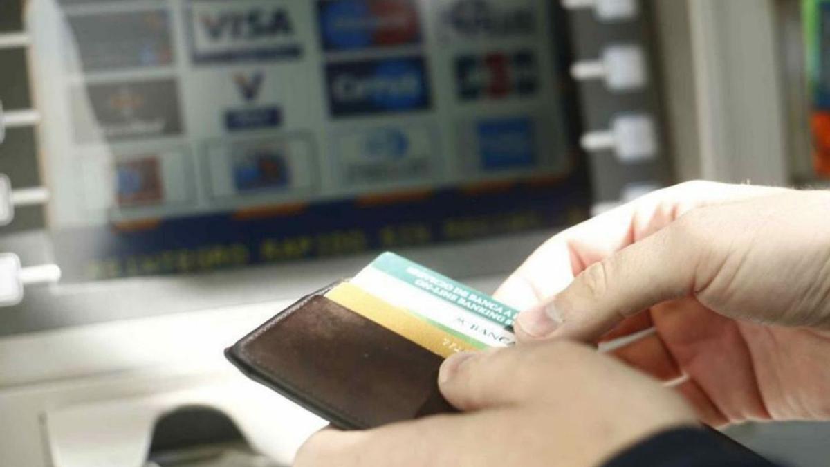 Una persona procede a sacar dinero en un cajero automático. | LOZ