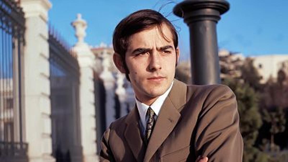 Serrat estuvo a punto de representar a España en Eurovisión. En la serie, Marcel Borràs interpreta al catalán, el primer artista elegido para cantar el 'La la la' compuesto por El Dúo Dinámico, hasta que puso como condición cantar en catalán.