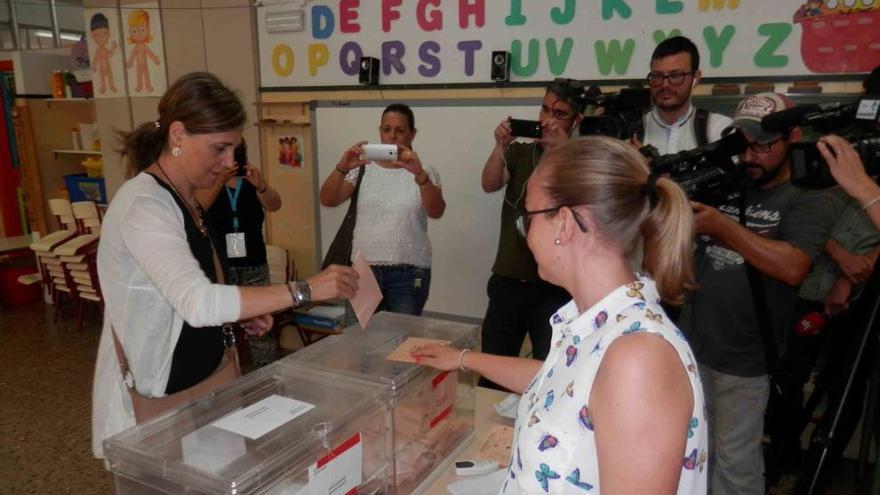 La candidata del PP, Elena Bastidas, ayer, al votar en su colegio electoral de Alzira.