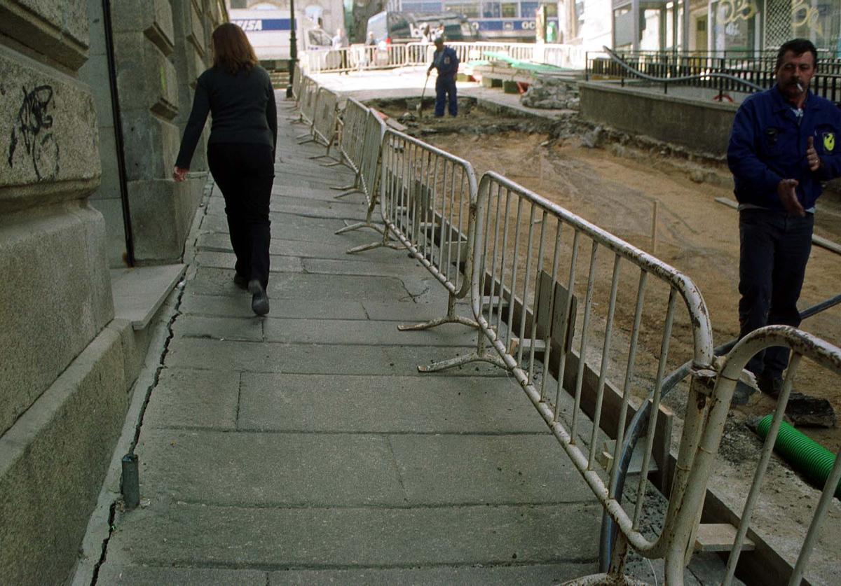 Hundimiento de la acera en la Rúa Carral, en el año 2000.