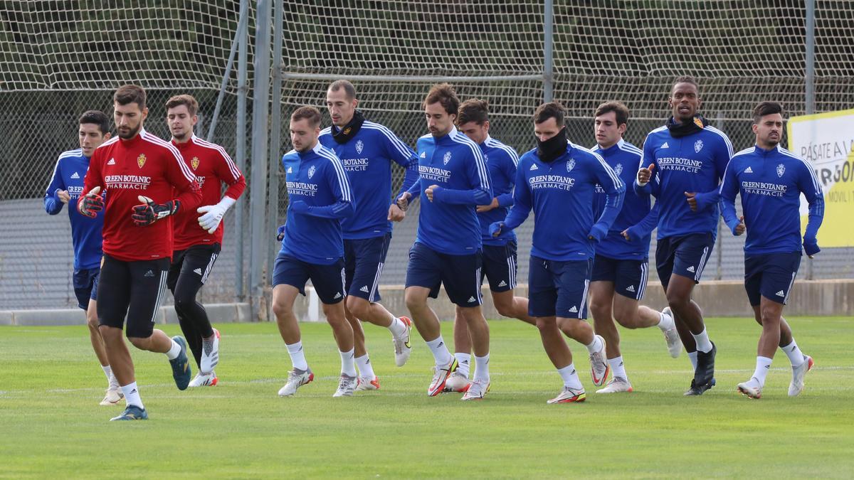 Los jugadores zaragocistas corren en un entrenamiento en la Ciudad Deportiva.