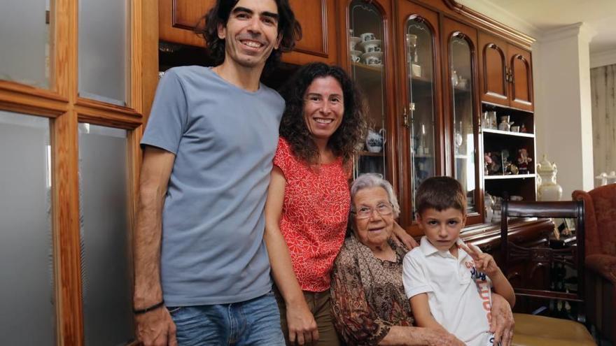 Catalina Cardona, con sus nietos Raquel e Iván, y el biznieto Pau.