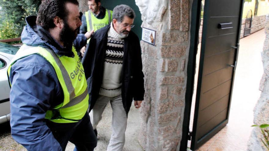 Miguel Rosendo entrando en la sede de la Orden de San Miguel en Mougás, Oia.