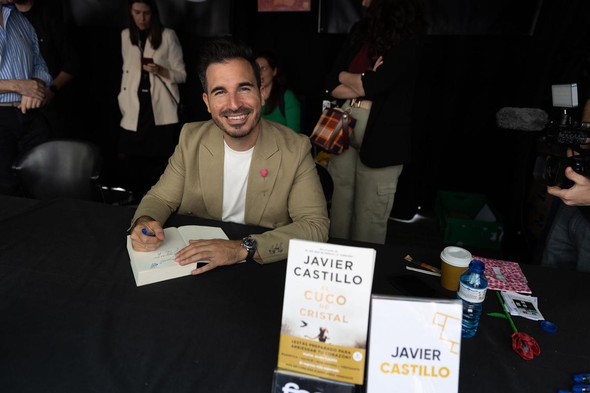 Javier Castillo, firmando en Barcelona este Sant Jordi.