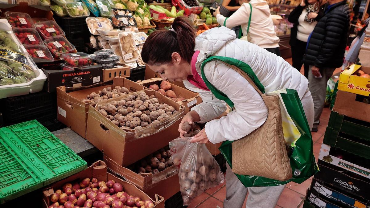 Clientes en el Mercado Nuestra Señora de África