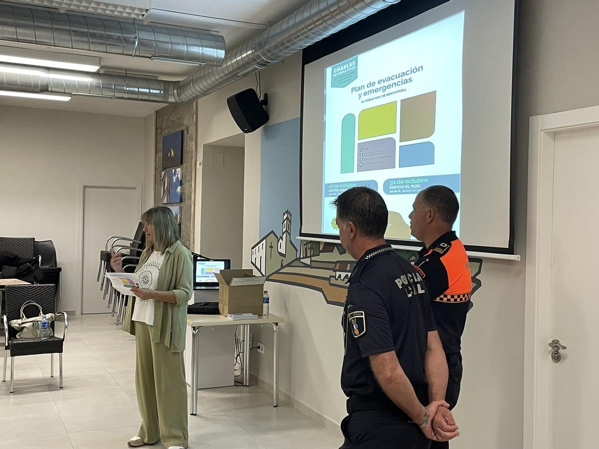 María José Ivars, concejala de Seguridad Ciudadana; jefe de Protección Civil, Arturo Esteve y el agente de policía José Luís Esteve