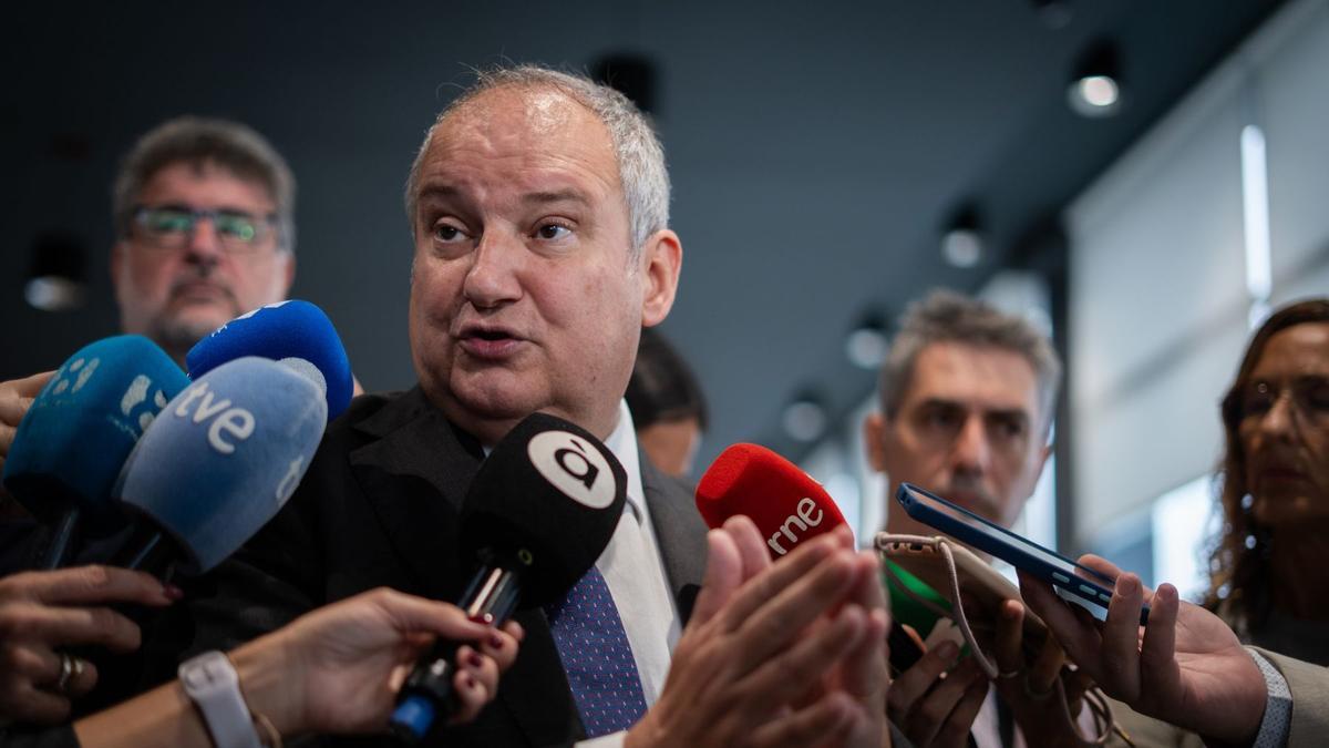 Jordi Hereu, ministro de Industria, en su visita a los concesionarios afectados por la dana en Valencia.