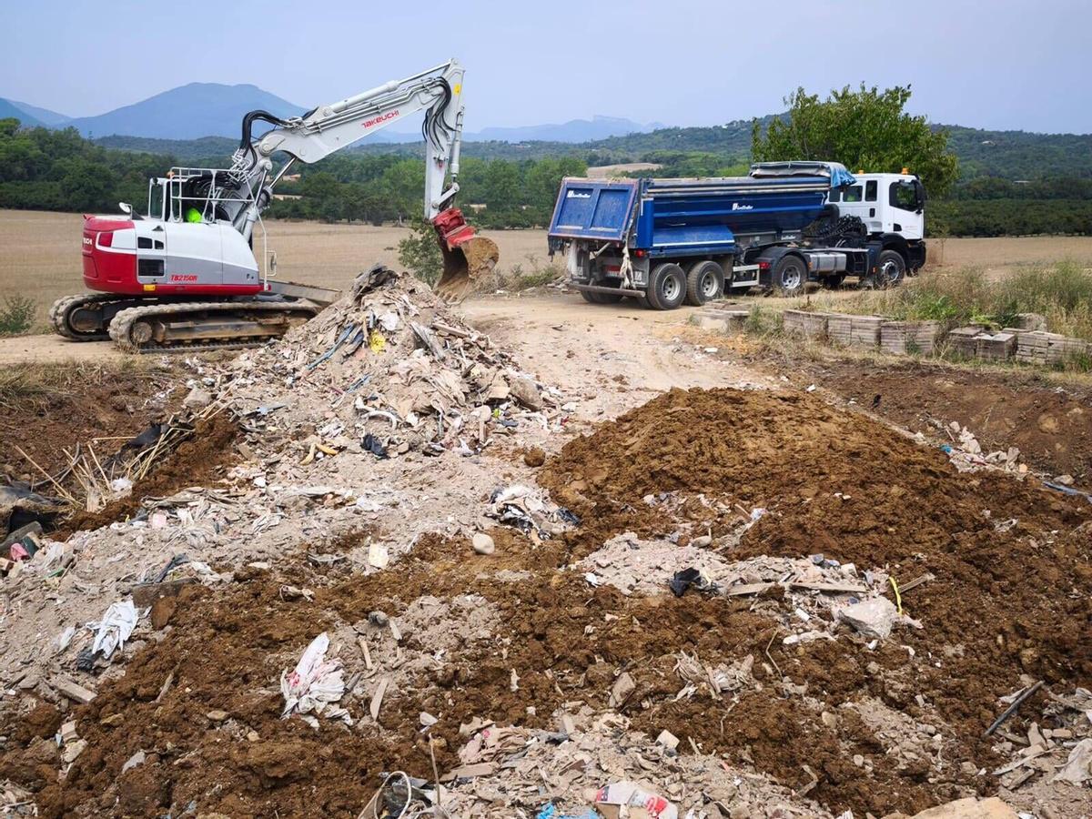 Les imatges de l'abocament il·legal de runa a Bescanó Les imatges de l'abocament il·legal de runa a Bescanó