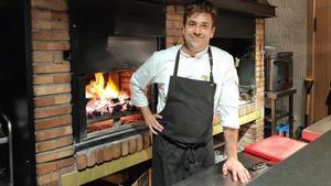 Gonzalo Ferreruela, ante la parrilla de su restaurante.