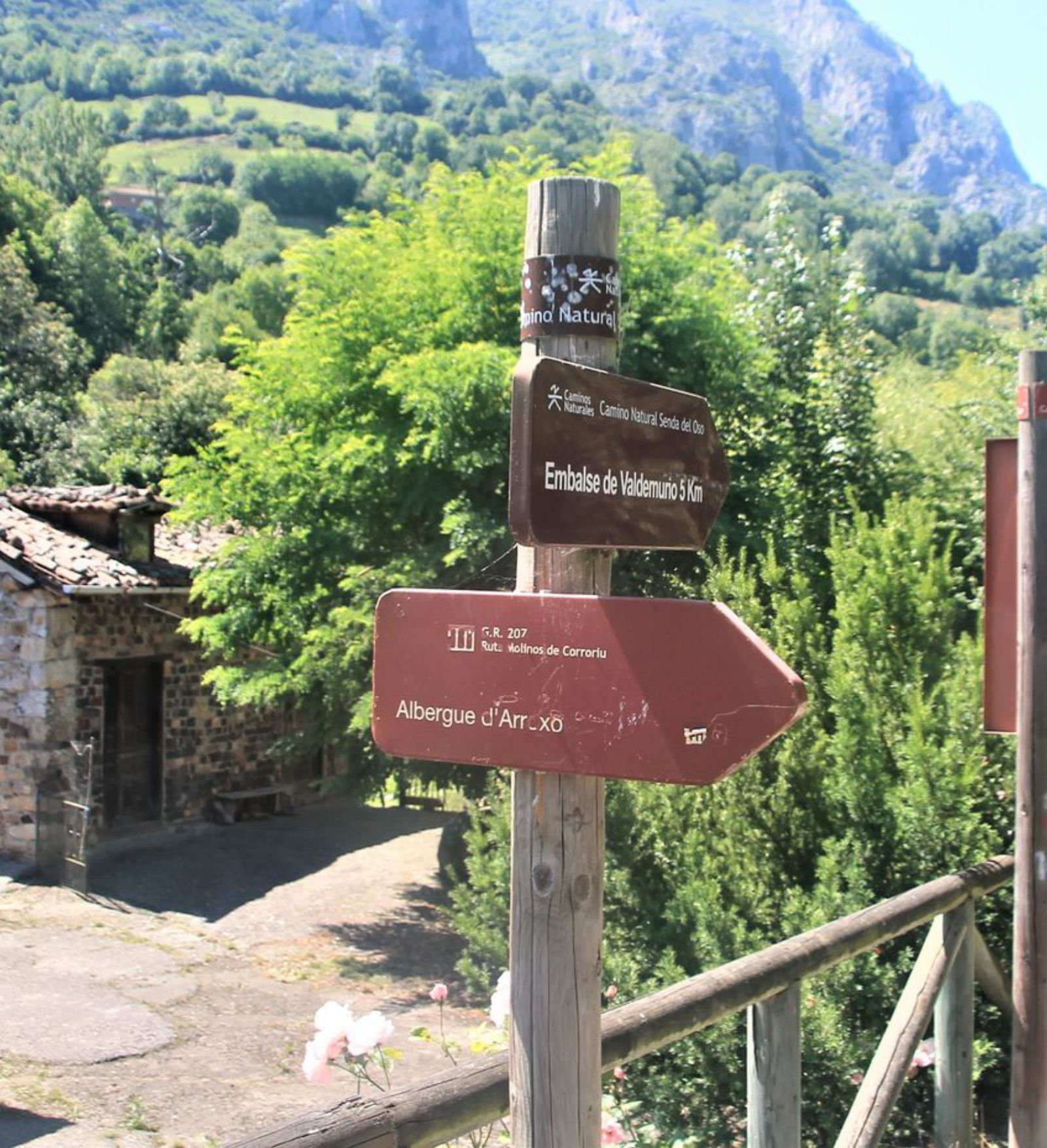 El molino de Veiga tras los indicadores de la ruta.