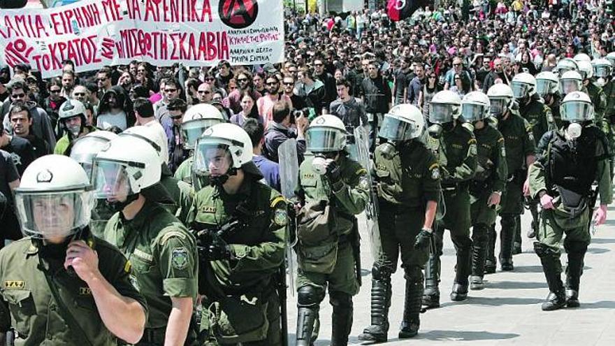 La Policía griega vigila la Manifestación del Primero de Mayo en Atenas, el pasado sábado.