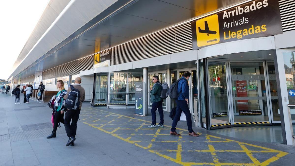 Imagen parcial de la fachada principal del aeropuerto de Ibiza.