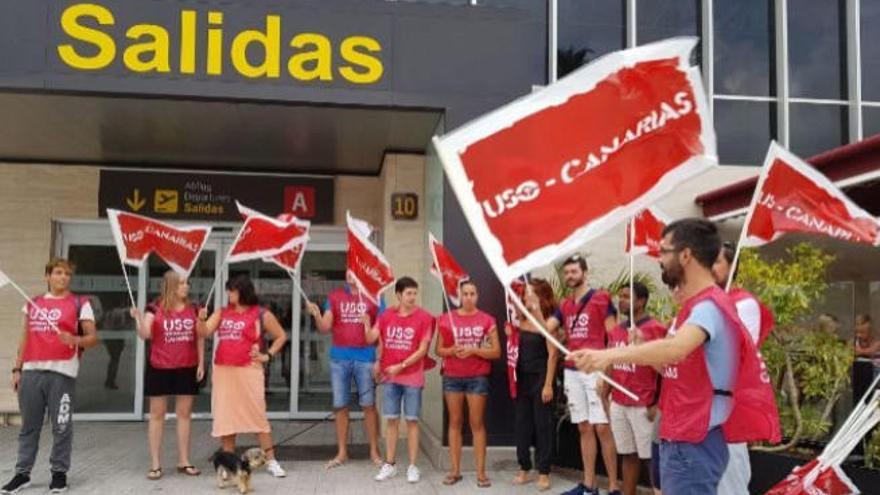 Trabajadores de Ryanair, concentrados en el aeropuerto Tenerife Sur.