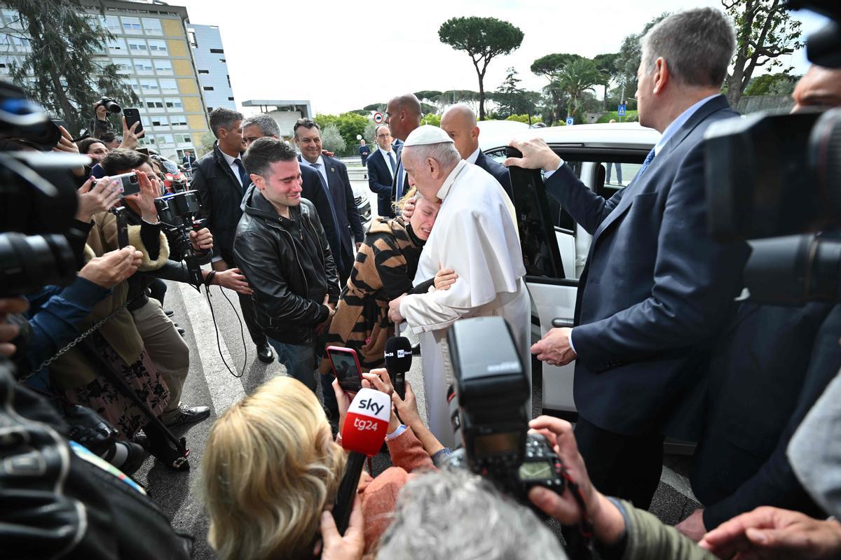 El Papa a su salida del hospital: Todavía estoy vivo. No tuve miedo