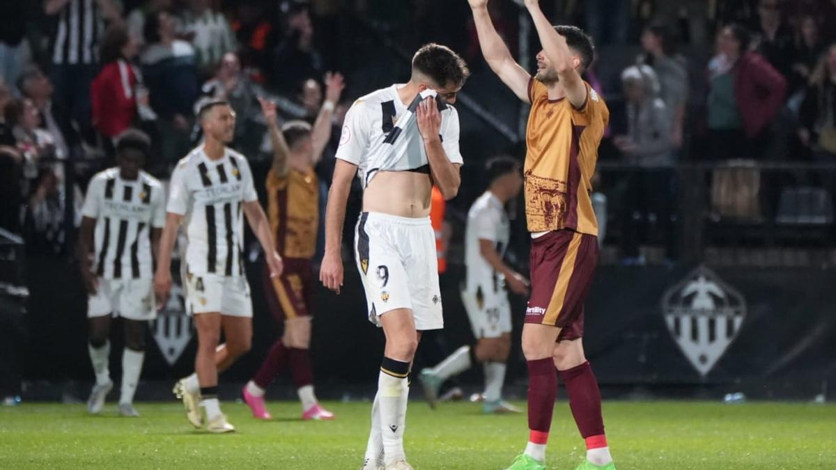 Los jugadores del Castellón lamentan la derrota ante el Córdoba.