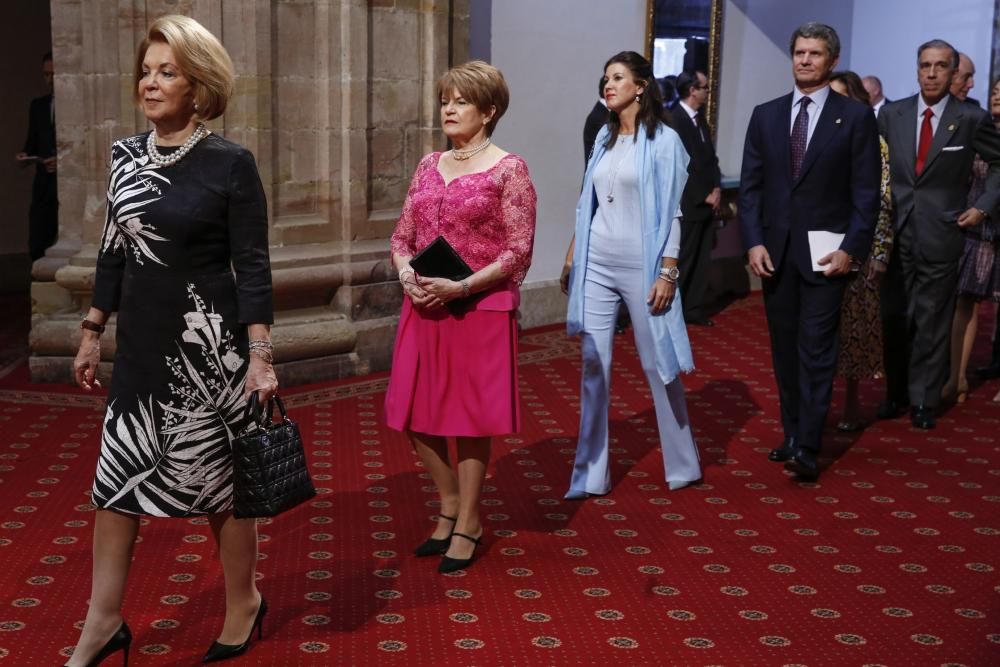 El Rey Felipe VI impone las insignias a los galardonados con los premios "Princesa de Asturias" 2017